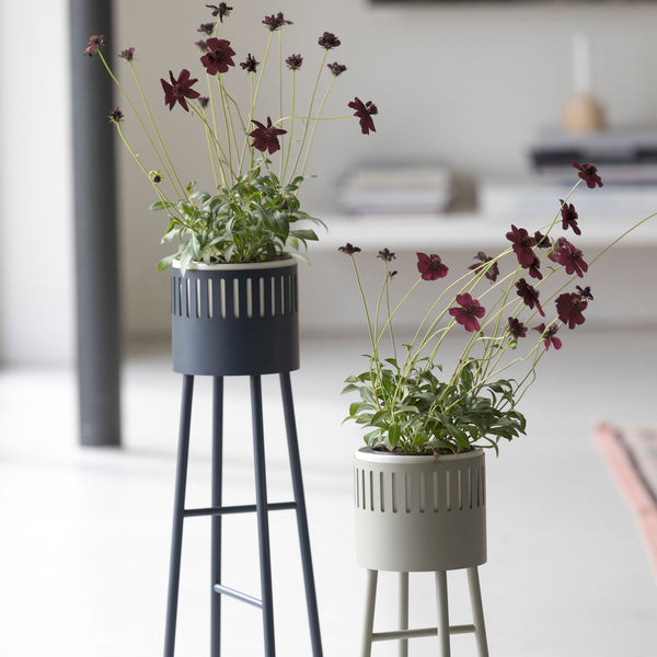 Charles And Marie BIG HUG - Blumentopfstönder Niedrig | Hans Thyge & Co | DesignBite