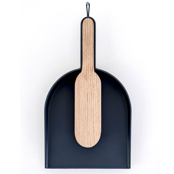 Charles And Marie BIG HUG BROOM & DUSTPAN - Besen & Kehrblech-Set - Hans Thyge & Co | DesignBite