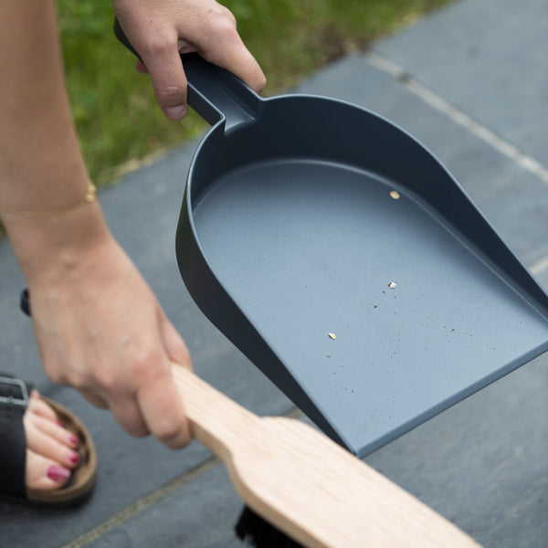 Charles And Marie BIG HUG BROOM & DUSTPAN - Besen & Kehrblech-Set - Hans Thyge & Co | DesignBite