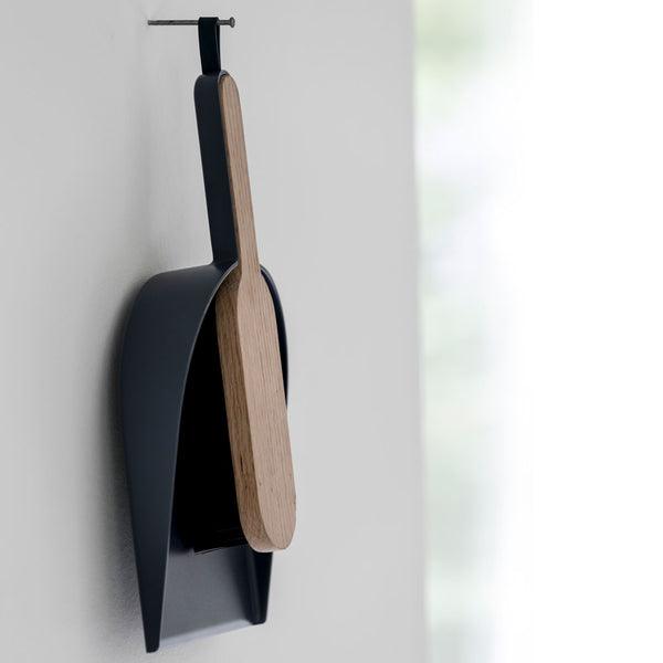 charles and marie BIG HUG BROOM & DUSTPAN - Besen & Kehrblech-Set - Hans Thyge & Co | DesignBite