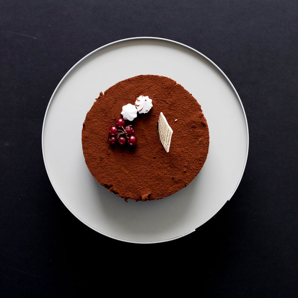 Charles And Marie BIG HUG CAKE STAND - Kuchenplatte & Tortenständer - 1 Ebene - Hans Thyge & Co | DesignBite