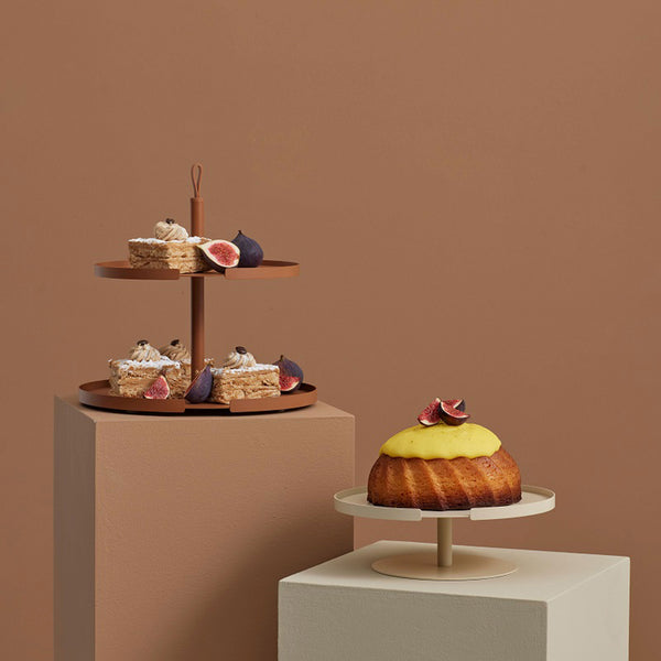 Charles And Marie BIG HUG CAKE STAND - Kuchenplatte & Tortenständer - 1 Ebene - Hans Thyge & Co | DesignBite