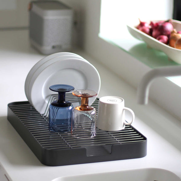 charles and marie BIG HUG DISH RACK - Geschirrständer & Abtropffläche - Hans Thyge & Co | DesignBite