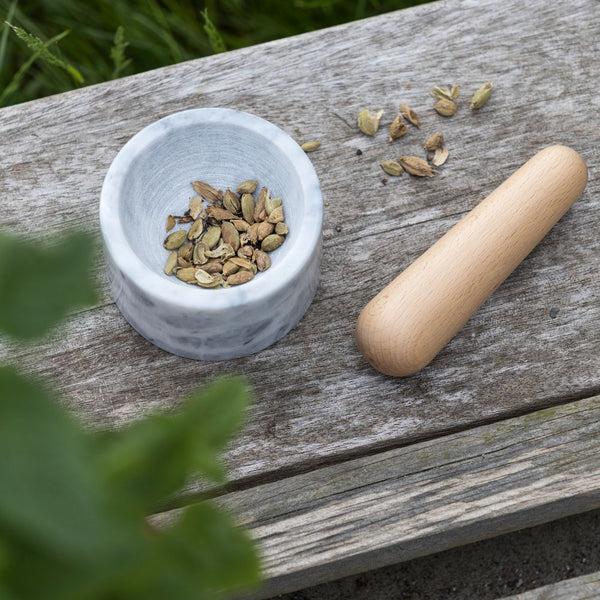 Charles And Marie BIG HUG MORTAR - Mörser & Stößel - 10 Cm ⦰ Marmor & Eichenholz - Hans Thyge & Co | DesignBite