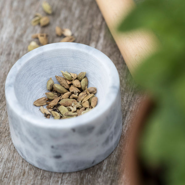 Charles And Marie BIG HUG MORTAR - Mörser & Stößel - 10 Cm ⦰ Marmor & Eichenholz - Hans Thyge & Co | DesignBite