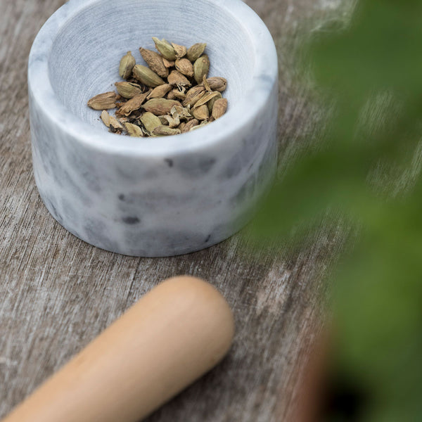 charles and marie BIG HUG MORTAR - Mörser & Stößel - 10 cm ⦰ Marmor & Eichenholz - Hans Thyge & Co | DesignBite