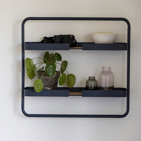 Charles And Marie BIG HUG | Niedriges WANDREGAL | Hans Thyge & Co | DesignBite