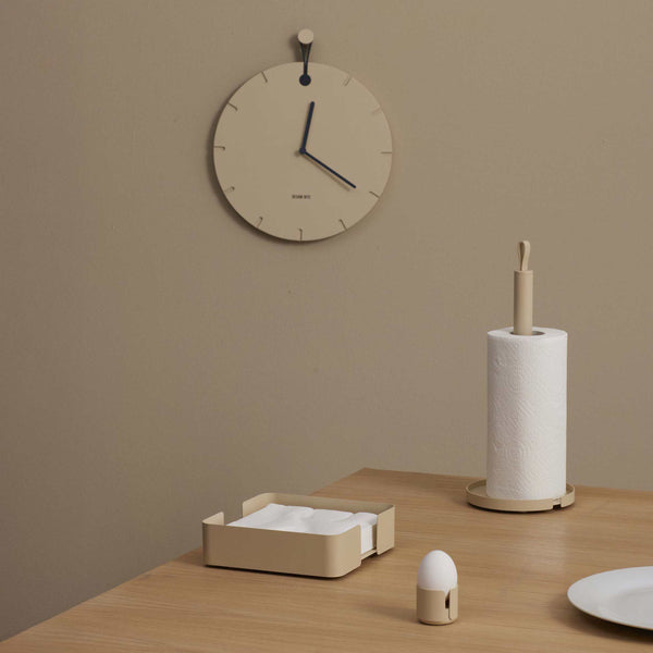 charles and marie BIG HUG PAPER TOWEL HOLDER - Latte-farbiger Küchenrollen-Halter | Hans Thyge & Co | DesignBite