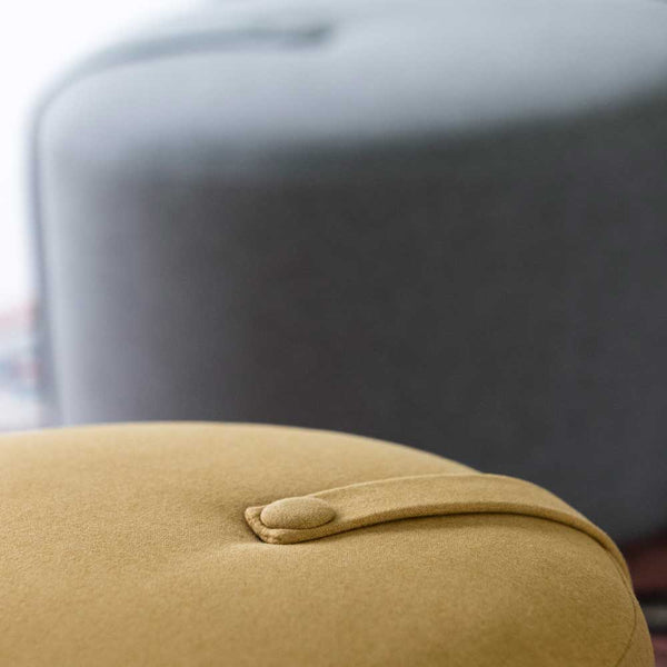 Charles And Marie BIG HUG | Runder POUF SITZHOCKER | Hans Thyge & Co | DesignBite