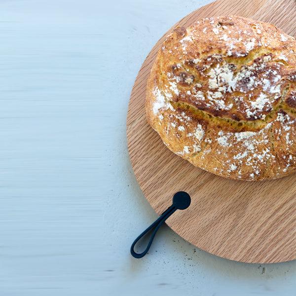 Charles And Marie BIG HUG | Rundes HOLZ-SCHNEIDEBRETT | 30 Cm ∅ | Hans Thyge & Co | DesignBite