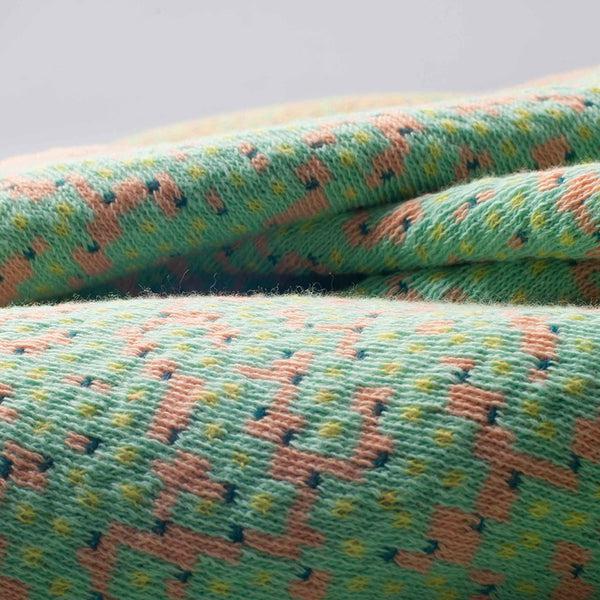 Charles And Marie BITMAP LABYRINTH Fresh Green | Hellgüne TAGESDECKE | 180x140 Cm | 90% Baumwolle | Cristian Zuzunaga