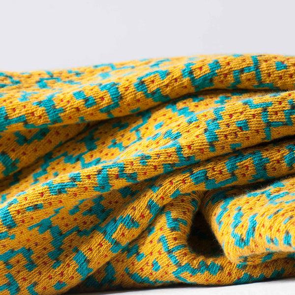 charles and marie BITMAP LABYRINTH Golden Ochre | ockerfarbige TAGESDECKE | 180x140 cm | 90% Baumwolle | Cristian Zuzunaga