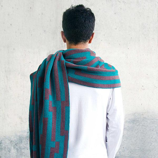 charles and marie BITMAP ZOOM IN 3 | grün & graue SCHAL-STOLA | 194x64 cm | 100% Merino Wolle | Cristian Zuzunaga