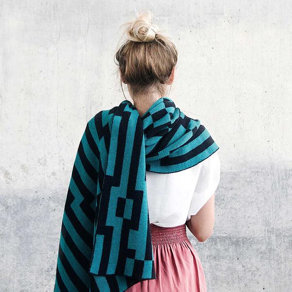 charles and marie BITMAP ZOOM IN 4 | mintgrün & schwarze SCHAL-STOLA | 194x64 cm | 100% Merino Wolle | Cristian Zuzunaga