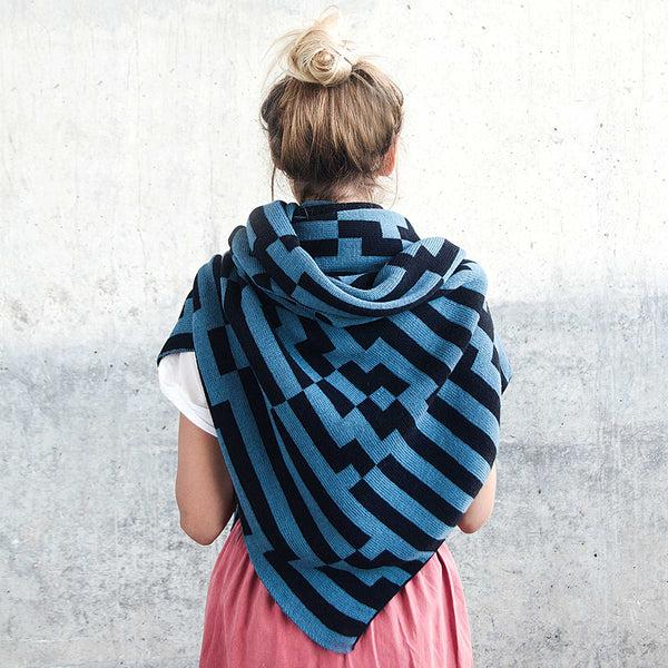 charles and marie BITMAP ZOOM IN 5 | blau & schwarze SCHAL-STOLA | 194x64 cm | 100% Merino Wolle | Cristian Zuzunaga