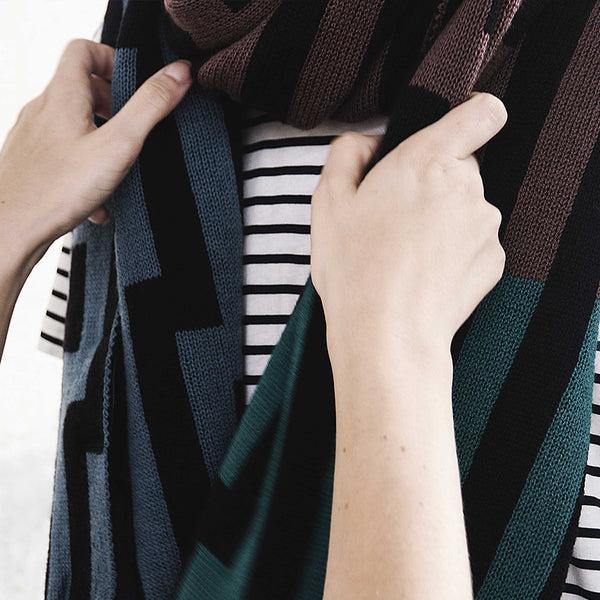 Charles And Marie BITMAP ZOOM OUT 1 | Blau Braun & Mint-fabige SCHAL-STOLA | 194x64 Cm | 100% Merino Wolle | Cristian Zuzunaga