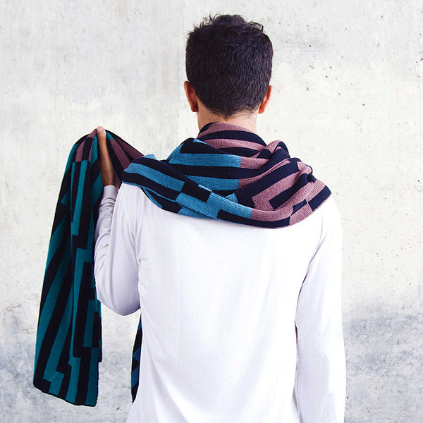 charles and marie BITMAP ZOOM OUT 1 | Blau Braun & mint-fabige SCHAL-STOLA | 194x64 cm | 100% Merino Wolle | Cristian Zuzunaga