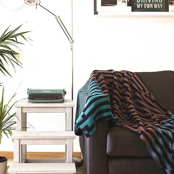 charles and marie BITMAP ZOOM OUT 1 | Blau Braun & mint-fabige TAGESDECKE | 180x140 cm | 100% Merino Wolle | Cristian Zuzunaga