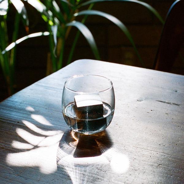 Charles And Marie DRINK ROCKS WÜRFEL | 4er Set KÜHLSTEINE | Runa Klock | Areaware