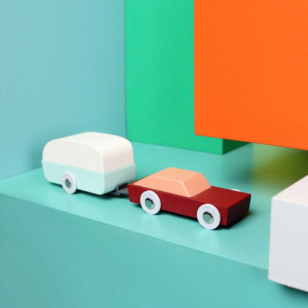 charles and marie DUOTONE CAR #8 | Design-SPIELZEUGAUTO mit Caravan aus Holz | Floris Hovers | Ikonic