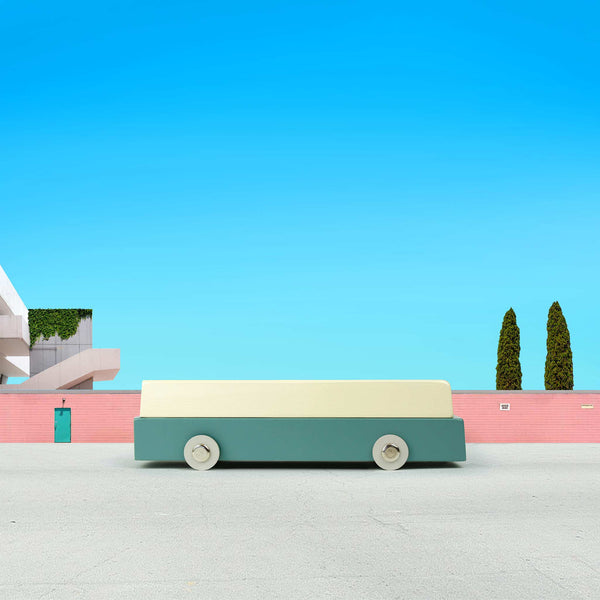 charles and marie DUOTONE CAR BUS #5 | Design-SPIELZEUGAUTO aus Holz | Floris Hovers | Ikonic