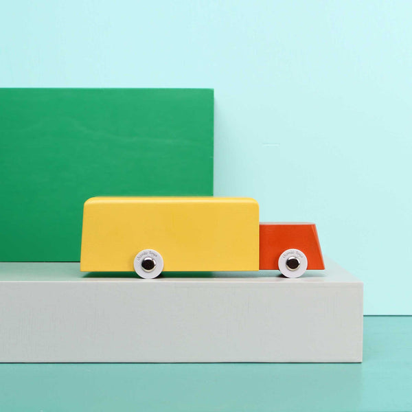 charles and marie DUOTONE CAR TRUCK #6 | Design-SPIELZEUGAUTO LKW aus Holz | Floris Hovers | Ikonic