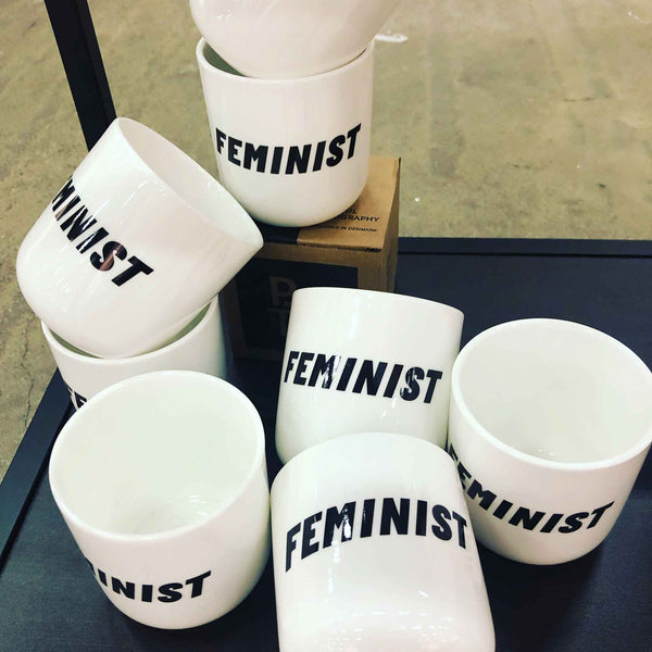 Charles And Marie FEMINIST | Weisser Kaffee- & Tee-BECHER Mit Schwarzer Typo | Attitude Serie | PLTY
