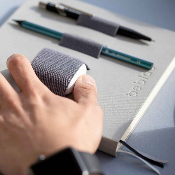 Charles And Marie FLEX Hellgrau - NOTIZBUCH Mit Integriertem Dunkelgrauem ORGANIZER-Band - 18x18 Cm | Beblau