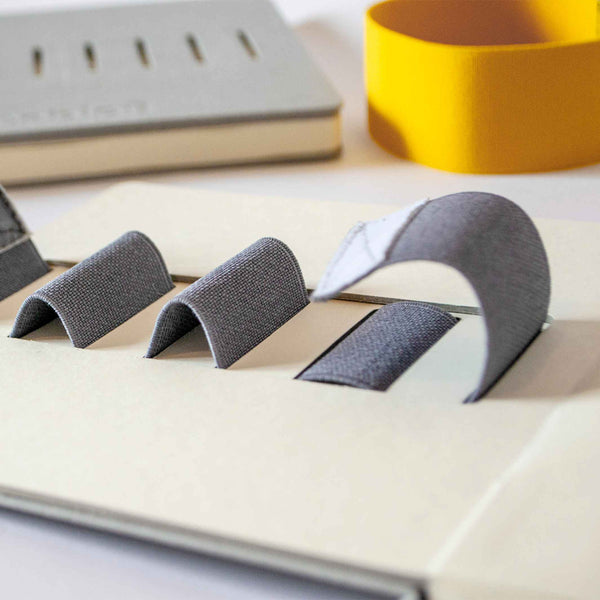 Charles And Marie FLEX Hellgrau - NOTIZBUCH Mit Integriertem Gelbem ORGANIZER-Band - 18x18 Cm | Beblau