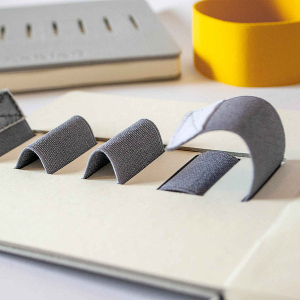 Charles And Marie FLEX Hellgrau - NOTIZBUCH Mit Integriertem Lila ORGANIZER-Band - 18x18 Cm | Beblau