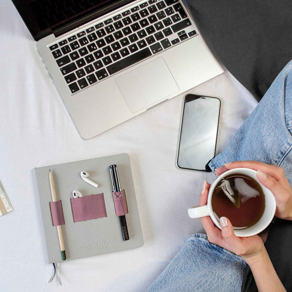 charles and marie FLEX Hellgrau - NOTIZBUCH mit integriertem lila ORGANIZER-Band - 18x18 cm | beblau