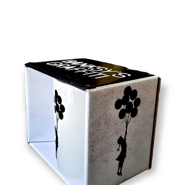 Charles And Marie FLYING BALLOON GIRL | Banksy KAFFEE- & TEE-BECHER | Urban.ity