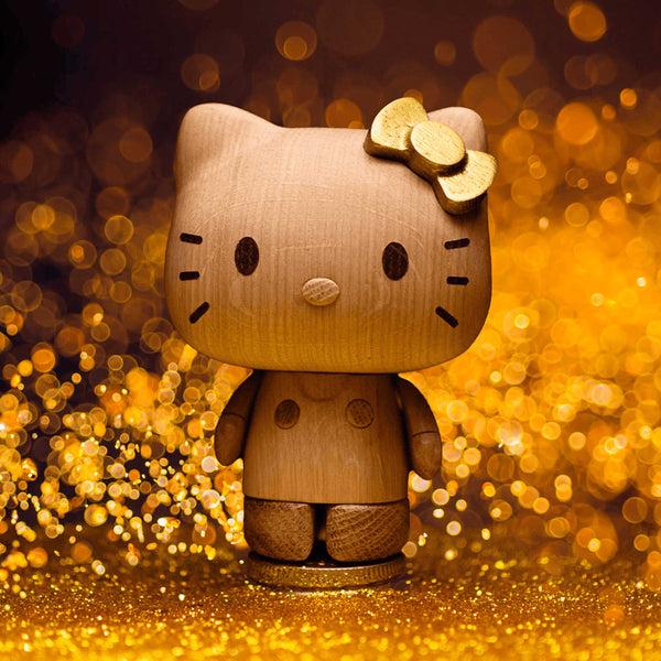 Charles And Marie HELLO KITTY Small Mit Goldener Schleife - 50th Anniversary Edition - Holzfigur Eiche 14 Cm Hoch | Boyhood