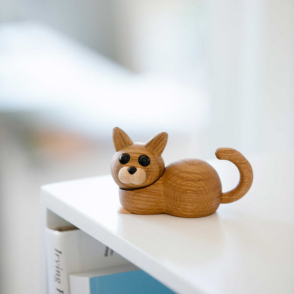 charles and marie HOPE | lustiges liegendes KÄTZCHEN | Holz-DEKOFIGUR | Chresten Sommer | Spring Copenhagen