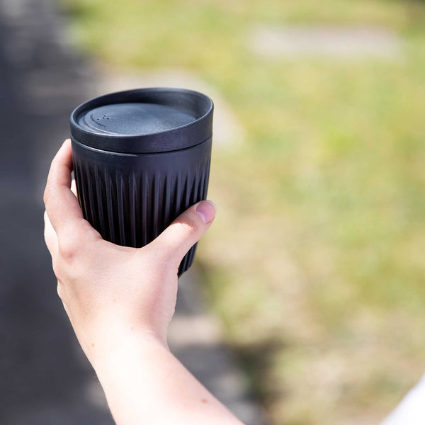 Charles And Marie HUSKEE CUP & LID Charcoal | Wiederverwendbare KAFFEE & TEE-BECHER Aus Kaffee-Schalen | Huskee