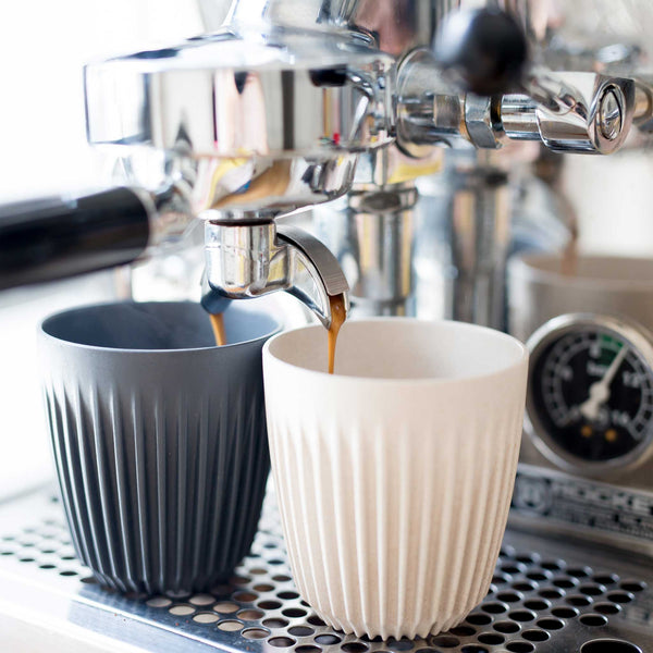 Charles And Marie HUSKEE CUP & LID Charcoal | Wiederverwendbare KAFFEE & TEE-BECHER Aus Kaffee-Schalen | Huskee