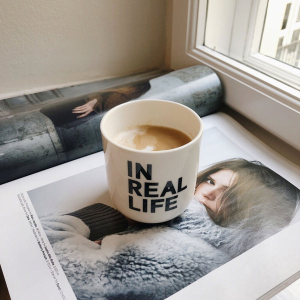 Charles And Marie IN REAL LIFE | Weisser Kaffee- & Tee-BECHER Mit Schwarzer Typo | in Real Life Serie | PLTY