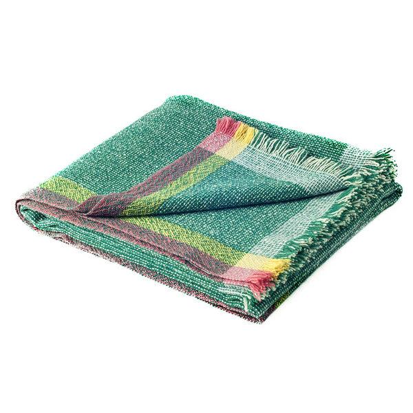 charles and marie INTEGRATE THROW INTUITION | grüne TAGESDECKE | 180x140 cm | 100% Merino Wolle | Cristian Zuzunaga charles and marie INTEGRATE THROW INTUITION | grüne TAGESDECKE | 180x140 cm | 100% Merino Wolle | Cristian Zuzunaga