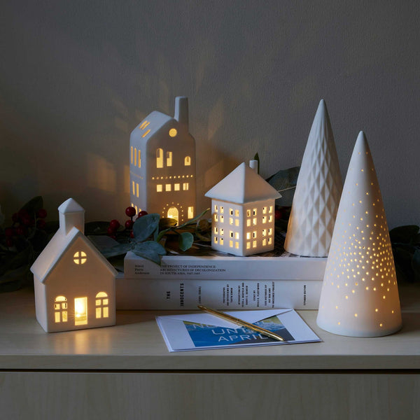 Charles And Marie LED LIGHTED MODERN VILLAGE - Porzellan Weihnachtsdorf Mit LED Beleuchtung - 5er Set | MoMA