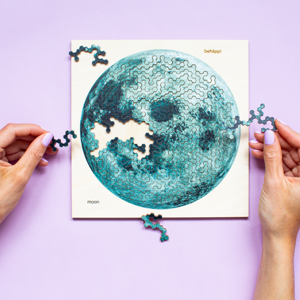 Charles And Marie MOND | Außergewöhnliches IQ-HOLZPUZZLE | PLANETEN-Serie | Level Schwer | Behäppi