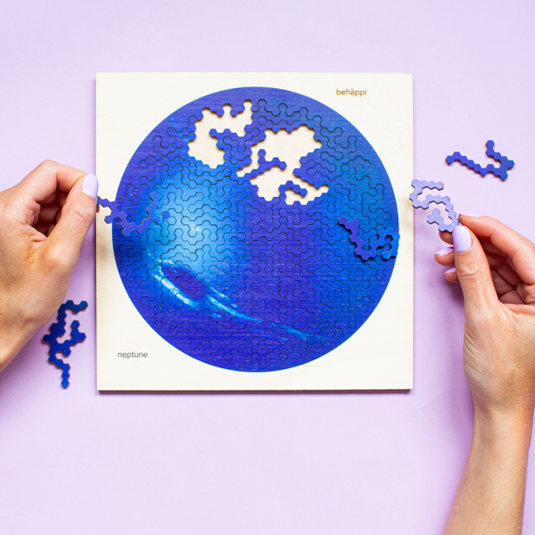 Charles And Marie NEPTUN | Außergewöhnliches IQ-HOLZPUZZLE | PLANETEN-Serie | Level Schwer | Behäppi