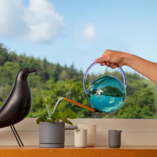 Charles And Marie PABLO GLASS WATERING CAN - Glas-Blumen-Gießkanne - Blaugrün & Lila | Block Design