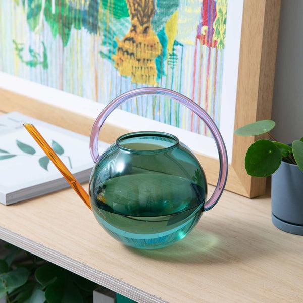 Charles And Marie PABLO GLASS WATERING CAN - Glas-Blumen-Gießkanne - Blaugrün & Lila | Block Design