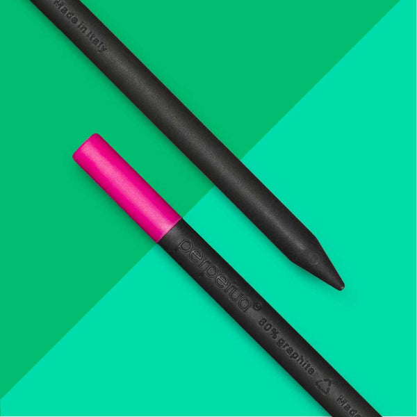 Charles And Marie Perpetua Der BLEISTIFT | Schwarzer Design-Bleistift Aus Recyceltem Graphit Mit Farbigem Radiergummi | Marta Giardini