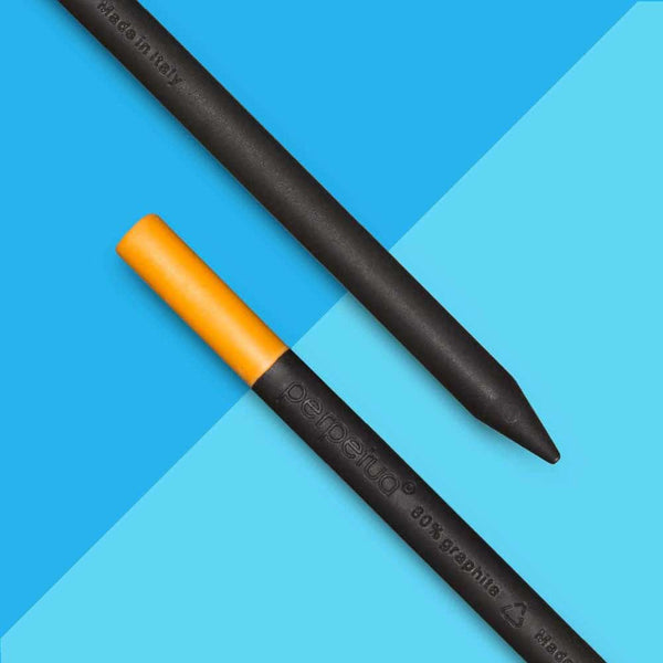 Charles And Marie Perpetua Der BLEISTIFT | Schwarzer Design-Bleistift Aus Recyceltem Graphit Mit Farbigem Radiergummi | Marta Giardini