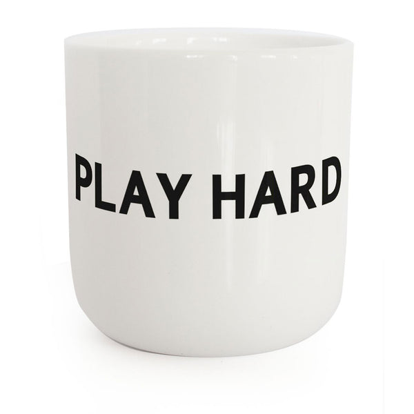 charles and marie PLAY HARD | weisser Kaffee- & Tee-BECHER mit schwarzer Typo | in real life Serie | PLTY