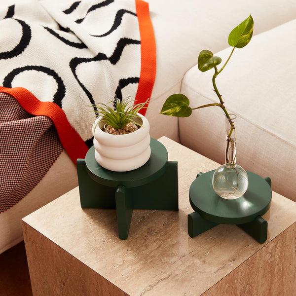 charles and marie PODEST-Set Grün | Holz-PODESTE für Blumen Statuen | 2er Set | Pete Oyler | Areaware