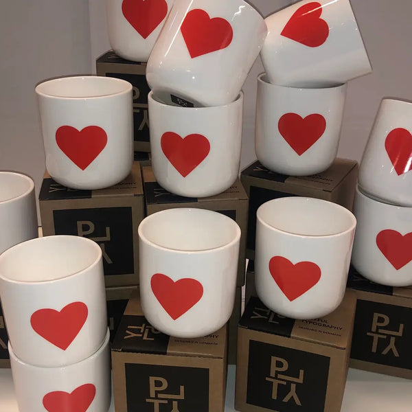Charles And Marie RED HEART | Weisser Kaffee- & Tee-BECHER Mit Rotem HERZ | Letters & Glyphs Serie | PLTY