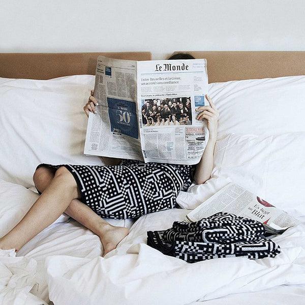 Charles And Marie ROUTE - Schwarz-weißes Badehandtuch - Bitmap Collection - 100x150 Cm | Cristian Zuzunaga