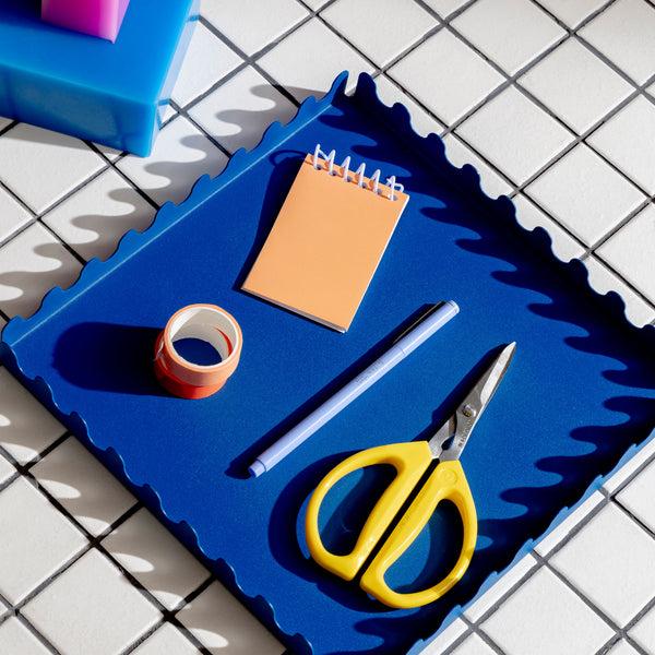 charles and marie SCAPE TRAY | blaues SERVIERTABLETTS | 25x25 cm | Steven Bukowski | Areaware